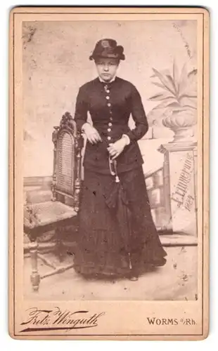 Fotografie Fritz Winguth, Worms / Rhein, Paradeplatz, Portrait hübsche junge Frau mit Hut im gerüschten Kleid