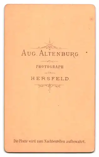 Fotografie Aug. Altenburg, Hersfeld, Portrait dunkelhaarige Schönheit mit Flechtdutt