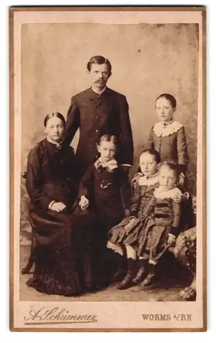 Fotografie A. Schümmer, Worms / Rhein, Mathildenstr. 25, Portrait einer elegant gekleideten Familie