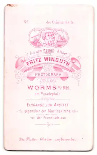 Fotografie Fritz Winguth, Worms / Rhein, am Paradeplatz, Portrait einer elegant gekleideten Frau am Tisch sitzend