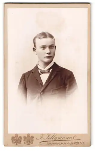 Fotografie F. Tellmann, Hersfeld, Portrait eines elegant gekleideten Jungen im Jackett