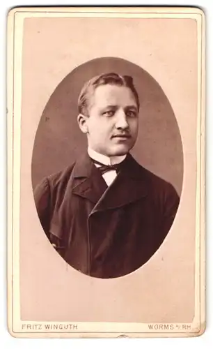 Fotografie Fritz Winguth, Worms / Rhein, am Paradeplatz, Portrait charmanter junger Mann im Jackett