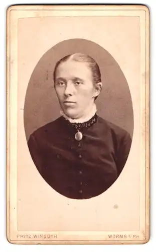 Fotografie Fritz Winguth, Worms / Rhein, am Paradeplatz, Portrait elegant gekleidete Frau mit zurückgebundenem Haar