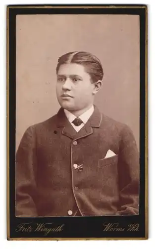 Fotografie Fritz Winguth, Worms / Rhein, am Paradeplatz, Portrait eines elegant gekleideten jungen Mannes