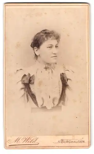 Fotografie M. Wild, Burghausen, am Stadtplatz, Portrait bildschönes Fräulein in gerüschter Bluse