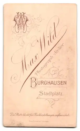 Fotografie M. Wild, Burghausen, am Stadtplatz, Portrait bildschönes Fräulein in gerüschter Bluse