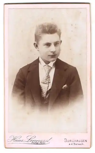 Fotografie Heinz Lennard, Burghausen / Salzach, Stadtplatz 43, Portrait eines elegant gekleideten Jungen