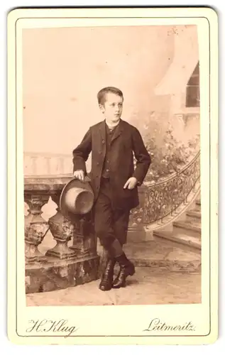 Fotografie H. Klug, Leitmeritz, Portrait niedlicher Bube mit Hut im eleganten Anzug