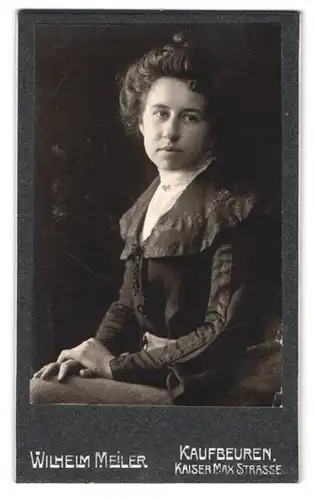 Fotografie Wilhelm Meiler, Kaufbeuren, Kaiser-Max-Strasse, Portrait dunkelhaarige junge Schönheit mit Dutt
