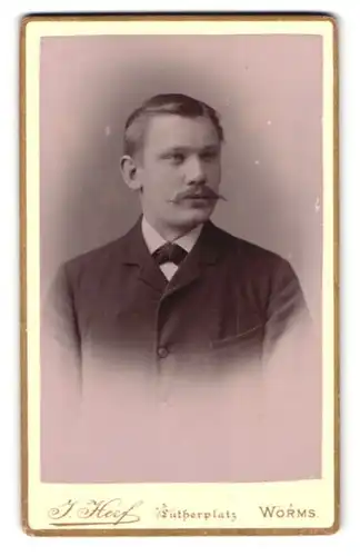 Fotografie J. Herf, Worms / Rhein, Lutherplatz, Portrait charmanter junger Mann mit Schnurrbart