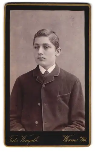 Fotografie Fritz Winguth, Worms / Rhein, am Paradeplatz, Portrait eines elegant gekleideten jungen Mannes