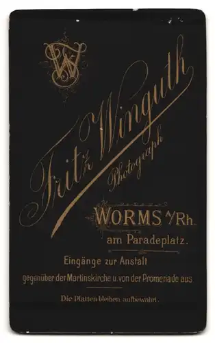 Fotografie Fritz Winguth, Worms / Rhein, am Paradeplatz, Portrait eines elegant gekleideten jungen Mannes