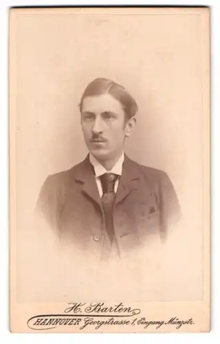 Fotografie H. Barten, Hannover, Georgstr. 1, Portrait junger Mann mit Krawatte im Jackett