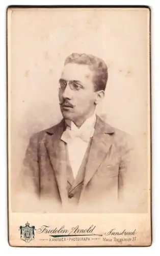 Fotografie Fridolin Arnold, Innsbruck, Maria-Theresien-Str. 27, Portrait junger Mann mit Zwicker und Schnäuzer