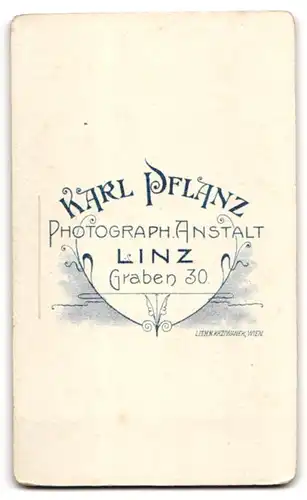 Fotografie K. Pflanz, Linz / Donau, Graben 30, Portrait niedlicher Bube mit Fliege im Jackett