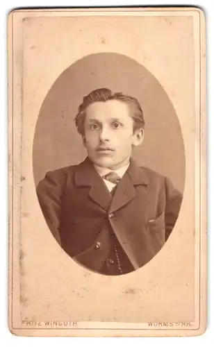 Fotografie Fritz Winguth, Worms / Rhein, am Paradeplatz, Portrait eines elegant gekleideten Jungen im Jackett