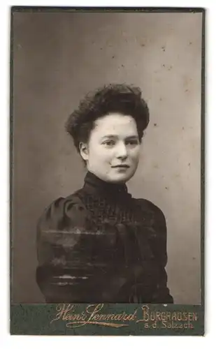 Fotografie Heinr. Lennard, Burghausen / Salzach, Portrait dunkelhaarige junge Schönheit im gerüschten Kleid