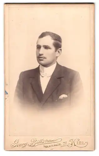 Fotografie Georg Billström, Kiel, Holstenstr. 22, Portrait charmanter junger Mann mit Einstecktuch im Jackett