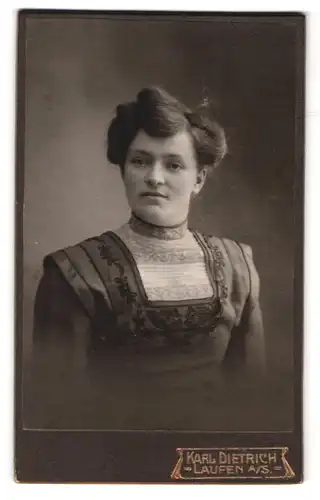 Fotografie Karl Dietrich, Laufen / Salzach, Portrait dunkelhaarige junge Schönheit im bestickten Kleid