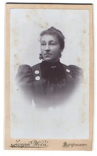 Fotografie Joseph Wild, Burghausen / Salzach, am Stadtplatz, Portrait bildschöne junge Frau im prachtvollen Kleid