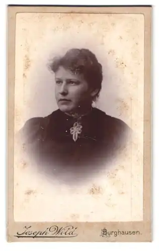 Fotografie Joseph Wild, Burghausen / Salzach, am Stadtplatz, Portrait einer elegant gekleideten Frau