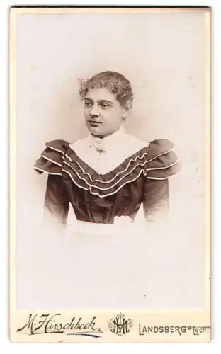 Fotografie M. Hirschbeck, Landsberg / Lech, Portrait bildschönes Fräulein in prachtvoll gerüschter Bluse