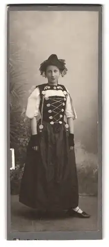 Fotografie Fotograf und Ort unbekannt, Portrait junge Frau im Fasching Kostüm mit Kopfschmuck