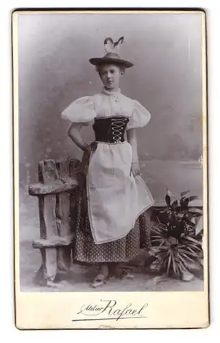 Fotografie Atelier Rafael, Brünn, Neugasse 4, Portrait junges Mädchen im Trachtenkleid mit Hut zu Fasching