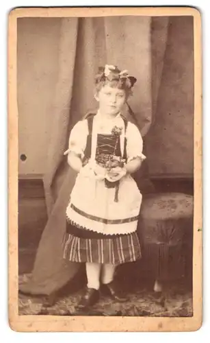 Fotografie M. Wild, Burghausen, Portrait Mädchen Maria im Kleid mit Blumen im Haar, Fasching