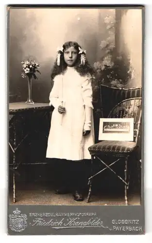 Fotografie Friedrich Kranzfelder, Gloggnitz, Hauptstr. 44, Portrait Mädchen im weissen Kleid mit Locken vor Studiokulisse