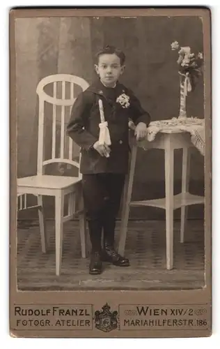 Fotografie Rudolf Franzl, Wien, Mariahilferstr. 186, Portrait kleiner Junge im Anzug mit Kerze zur Kommunion