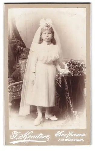 Fotografie J. Kreutzers, Kaufbeuren, Am Wiesenthor, Portrait Mädchen im weissen Kleid mit Schleier, Kommunion