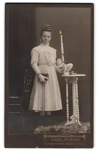 Fotografie Karl Perino, Deggendorf, Graben 279, Portrait junges Mädchen im weissen Kleid mit Kommunionskerze
