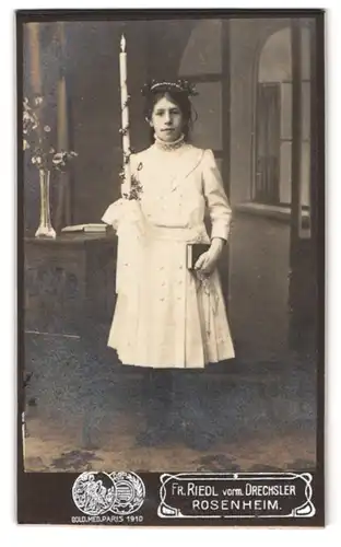 Fotografie Fr. Riedl, Rosenheim, Heiligengeist-Stallstr. 8, Portrait Mädchen im Kommunioskleid mit Kerze und Bibel