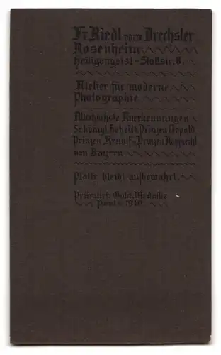 Fotografie Fr. Riedl, Rosenheim, Heiligengeist-Stallstr. 8, Portrait Mädchen im Kommunioskleid mit Kerze und Bibel