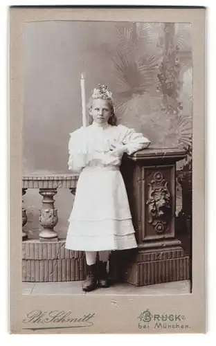 Fotografie Ph. Schmitt, Bruck, Portrait niedliches Mädchen im weissen Kleid mit Haarschmuck und Kerze