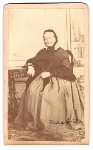 Fotografie Anna Pace, Gablonz a. N., Portrait alte Frau im reifrock Kleid mit Haube