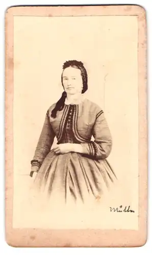 Fotografie Anna Pace, Gablonz a. N., Portrait Dame im grauen Kleid mit Haube und Bolero
