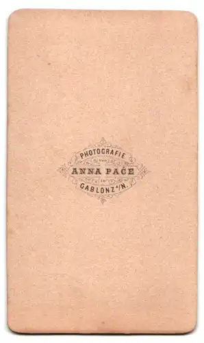 Fotografie Anna Pace, Gablonz a. N., Portrait Dame im grauen Kleid mit Haube und Bolero