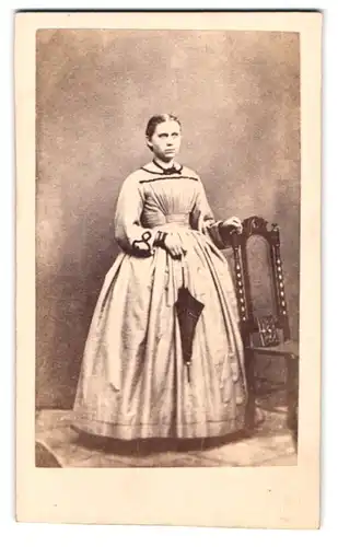 Fotografie Fotograf und Ort unbekannt, Portrait junge Frau Maria Koznrek im Kleid mit Sonnenschirm