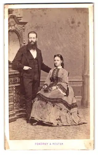 Fotografie Pokorny & Reuter, Wien, Stadt Wollzeile 34, Portrait Paar im Anzug mit Vollbart und Biedermeierkleid