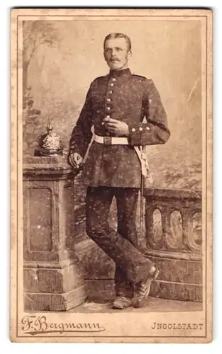 Fotografie F. Bergmann, Ingolstadt, Theresienstr. 329, Portrait Soldat in Uniform mit Pickelhaube und Bajonett