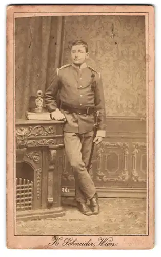 Fotografie Karl Schneider, Wien, Neubaugasse 23, Portrait junger Soldat in Uniform mit Tschapkra und Schützenschnur