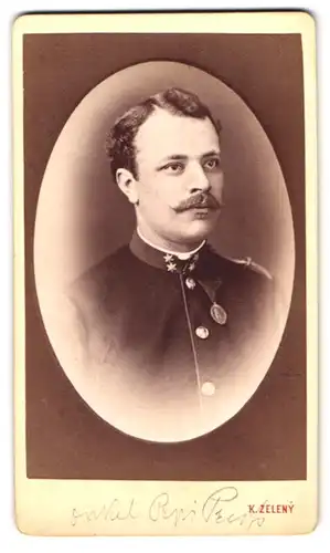 Fotografie K. Zeleny, Josefstadt, Portrait österreichischer Soldat in Uniform mit Orden und Moustache