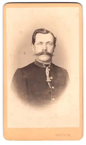 Fotografie Skutta, Wien, Volksgarten, Portrait Oberleutnant Pepi in österreichischer Uniform mit Moustache