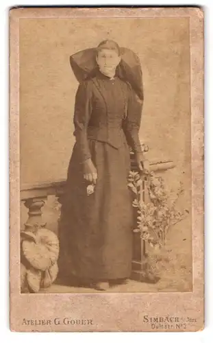 Fotografie G. Gober, Simbach a. Inn, Dultstr. 2, Portrait Frau im schwarzen Kleid mit grosser Schleife im Haar