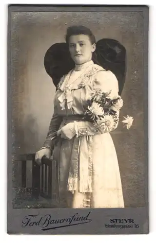 Fotografie Ferd. Bauernfeind, Steyr, Gleinkergasse 16, Portrait Dame im weissen Kleid mit Schelife Tracht