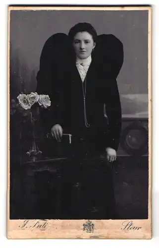Fotografie Josef Futter, Steyr, Pfarrgasse 14, Portrait junge Frau im schwarzen Kleid mit Haarschleife, Tracht