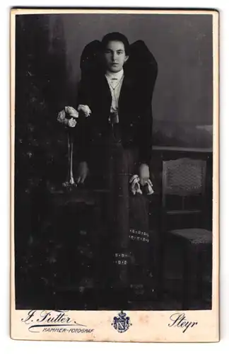 Fotografie J. Futter, Steyr, Pfarrgasse 14, Portrait Frau in schwarzer Tracht mit grosser Schleife