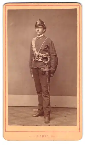 Fotografie Ludwig Niemtschik, Friedek, Portrait Feuerwehrmann in Uniform mit Beilpicke und Helm